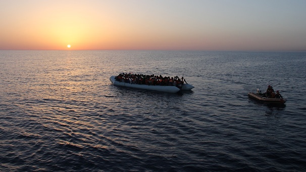 Rettungsaktion der Sea Eye auf dem Mittelmeer | Bild: BR/Katharina Heudorfer