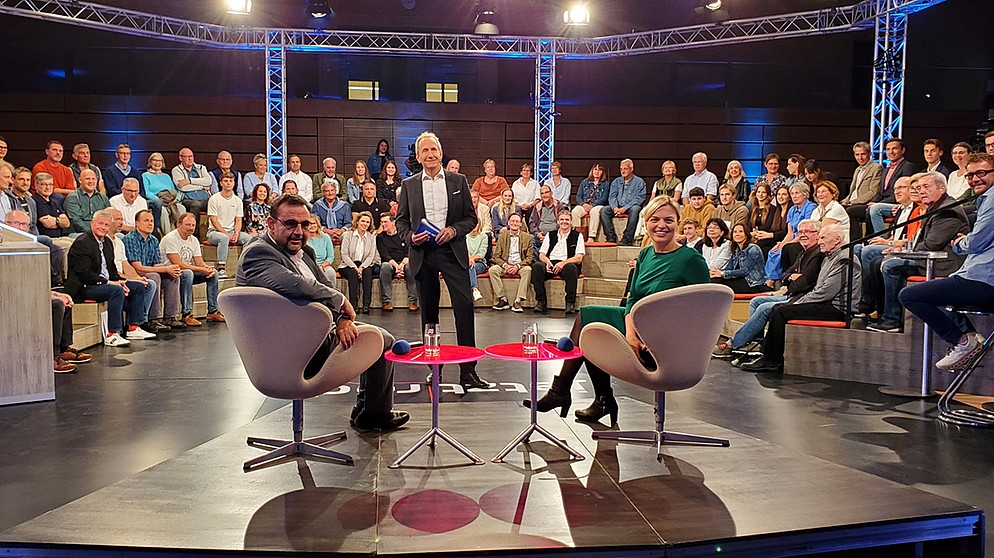 Klaus Holetschek, Tilmann Schöberl und Katharina Schulze vor dem Publikum | Bild: BR