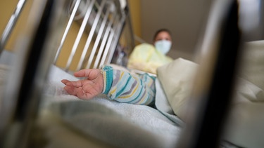 Patienten in der Kinderklinik | Bild: picture alliance/dpa | Marijan Murat