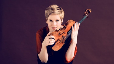 Isabell Faust posiert mit Violine | Bild: Felix Broede