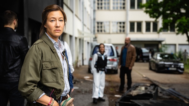 Cris Blohm (Johanna Wokalek) darf den Tatort im abgebrannten Büropark noch nicht betreten. | Bild: BR/Sappralot Productions GmbH/Alexander Fischerkoesen