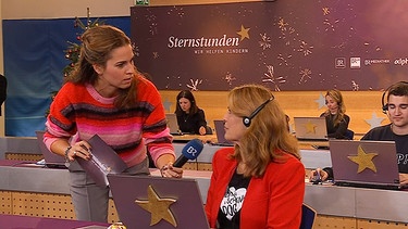 Moderatorin Nicole Remann interviewt Schauspielerin Corinna Binzer in der BR Sternstunden Spendenzentrale | Bild: BR
