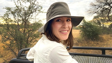 Auf der Suche nach Löwen und Elefanten: Tierärztin Hannah Emde unterwegs in der Wildnis des Caprivizipfels, nahe Botswana. | Bild: BR/NDR/doclights/Tina Muffert