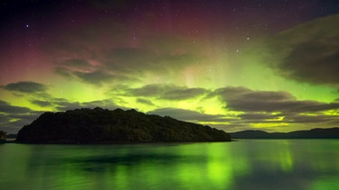 Mit viel Glück kann man weit im Süden Neuseelands das Südlicht, die Aurora Australis am nächtlichen Himmel beobachten. | Bild: BBC/BR/NDR