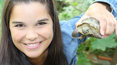 Anna und die Haustiere - Schildkröte: Anna hält eine kleine Landschildkröte in der Hand | Bild: BR/TEXT + BILD Medienproduktion GmbH & Co. KG