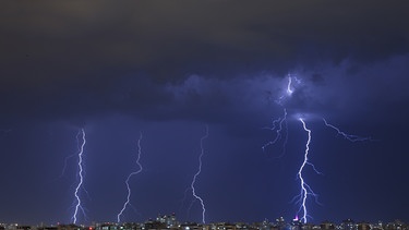 Mehrere Blitze am Nachthimmel | Bild: Picture alliance/dpa