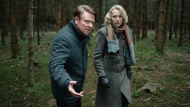 Hans (Justus von Dohnanyi) mit seiner Frau Yvonne (Juliane Köhler) im Wald. | Bild: BR/Glory Film GmbH/Hendrik Heiden