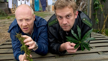 Beim familiären Cannabis-Anbau drücken Polizist Franz (Sebastian Bezzel, rechts) und sein Freund Rudi (Simon Schwarz) schon mal ein Auge zu. | Bild: ARD Degeto/BR/Bernd Schuller