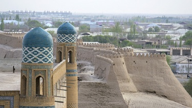 Blick auf die Stadtmauer von Khiva. | Bild: BR/NDR/Andrzej Król