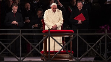 Papst Franziskus betet den Kreuzweg im Kolosseum in Rom. | Bild: BR/Johannes Moths