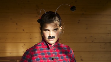 Anna ist als Drohne verkleidet. Das ist die männliche Biene. | Bild: BR/TEXT + BILD Medienproduktion GmbH & Co. KG/
