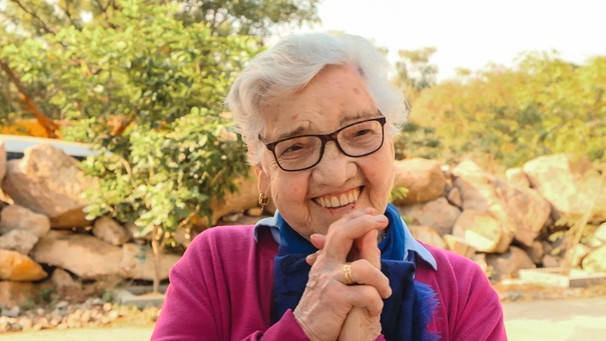 Die ehemalige Hausmeisterin Anna Riedl freut sich über der Erfolg der Schule in Indien, die sie seit 30 Jahren mit Rat und Tat - sowie Spenden unterstützt. | Bild: BR/Pius Neumaier