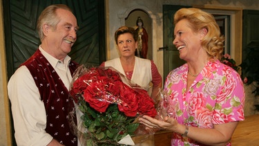Von links: der Wirt Martin Gamsreiter (Egon Biscan), seine Köchin Resi Dangl (Marianne Rappenglück) und Isolde Brammler (Mona Freiberg). | Bild: BR/Foto Sessner