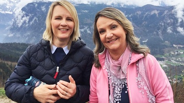 BR-Moderatorin Marianne Kreuzer (rechts) besucht Ski-Olympiasiegerin Hilde Gerg in ihrer Wahlheimat Berchtesgaden. | Bild: BR/Gabi Grosch