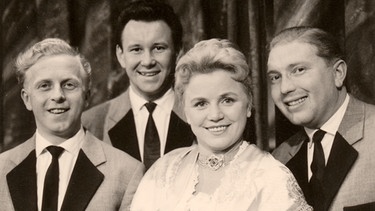 Maria Hellwig und "Die drei lustigen Moosacher" singen bei der ersten Komödienstadel-Inszenierung 1959 mit den beiden Einaktern "Der z'brochane Kruag" und "Späte Entdeckung". | Bild: BR/Foto Sessner