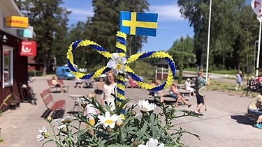Trotz Corona wird gefeiert: Mittsommer vor dem Landhandel von Gustavsfors. | Bild: BR/NDR/Christian Stichler