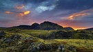 Mitternachtssonne auf Island. - Ob in eisigen Höhen oder abgrundtiefen Spalten, die davon erzählen, dass die Erde hier, zwischen Nordamerikanischer und Eurasischer Kontinentalplatte, auseinanderreißt - Island ist ein Naturparadies. „Magisches Island - Leben auf der größten Vulkaninsel der Welt“ zeugt von der unerwarteten Artenvielfalt und den spektakulären Landschaften der Insel, sowohl unter als auch über Wasser. | Bild: BR/WDR/Jan Haft