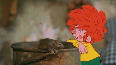 Anfangs ärgert sich Pumuckl über die Maus, die seine Kekse anknabbert. Doch während Meister Eder eine Mausefalle einkauft, freundet sich der Pumuckl mit ihr an. | Bild: BR/Infafilm GmbH/Original-Entwurf "Pumuckl"-Figur: Barbara von Johnson
