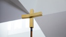 Goldenes Kreuz in der Kirche. | Bild: BR/Julia Müller