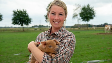 Gastgeberin Theresa Coßmann ist Agrarwirtin und kümmert sich um die Aufzucht der Schweine. | Bild: BR/WDR/Melanie Grande