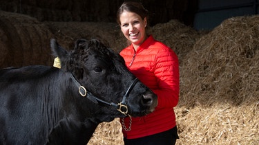 Marisa Marquardt bei den Jungtieren im Stall ihres Rinderzucht-Hofs Holstein-Wagyu in Negenharrie in Holstein. | Bild: BR/Melanie Grande