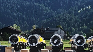 Neue Schneekanonen warten in Lenk, Schweiz, auf ihren Einsatz.  | Bild: BR/SWR
