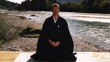 Hinnerk Sobu Sensei Polenski, Autor der Serie "Zen Meditation" bei Dreharbeiten an der Isar. | Bild: BR/PSF Film + Video GmbH