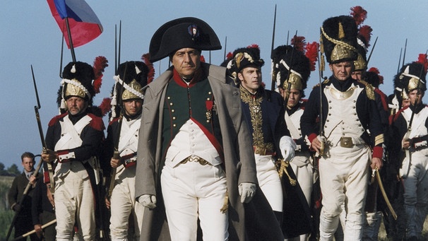 In der Schlacht bei Waterloo wird Napoleon (Christian Clavier) vernichtend geschlagen und muss nun zur Verhinderung eines Bürgerkriegs den Beschluss des Senats zu seiner erneuten Abdankung akzeptieren. | Bild: Beta Film GmbH/GMT/Guy Dufaux
