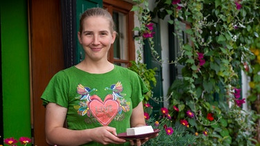 Franziska Eigner aus Utting am Ammersee mit ihrem selbstgemachten Käse. | Bild: BR/WDR/Melanie Grande