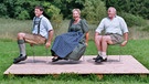 Von links: Peter Reichert, Mia Schmidt und Heinz Gruczek zeigen Übungen auf dem Stuhl. | Bild: BR/PSF Film + Video GmbH