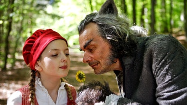Rotkäppchen (Amona Aßmann) und der böse Wolf (Edgar Selge). | Bild: BR/HR/Felix Holland