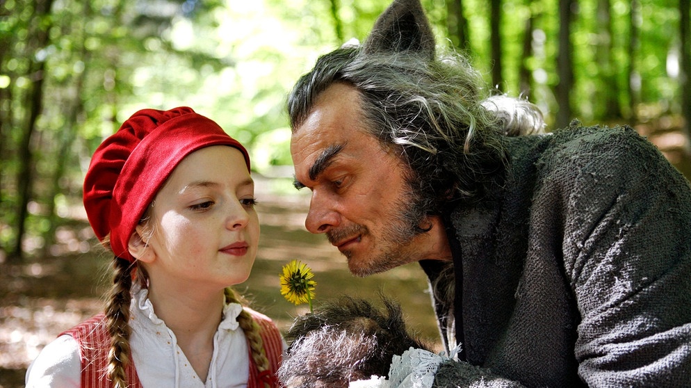 Rotkäppchen (Amona Aßmann) und der böse Wolf (Edgar Selge). | Bild: BR/HR/Felix Holland