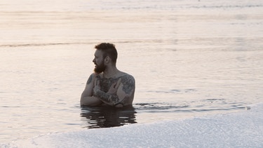 Blogger Egor Lesnoy nimmt ein Eisbad im Fluss Anara. | Bild: Arcadia/BR
