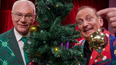 Von links: Martin Rassau und Volker Heißmann spielen lustige Weihnachtssketche. | Bild: BR/Martina Bogdahn