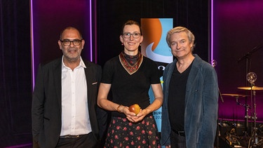 Von links: Hannes Ringlstetter, Martina Schwarzmann und Alfred Dorfer bei der Eröffnungsgala im Theater Lindau am 20.05.2022. | Bild: BR/Markus Konvalin