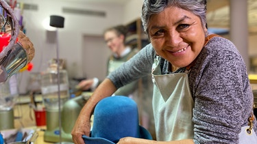 Die mexikanische Hutmacherin Maria zieht einen Hut auf die Form. | Bild: BR/Constantin Entertainment GmbH/Anika Schmid