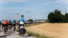 Die Radlerinnen und Radler auf dem Weg von Freising nach Petershausen, zum ersten Stopp. | Bild: BR/Johanna Schlüter