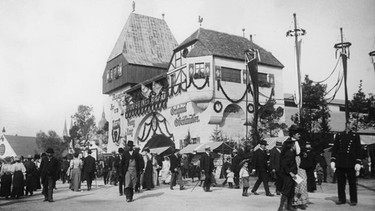 Das Festzelt Georg Lang der Augustinerbrauerei im Jahre 1907: Außenansicht mit Festbesuchern. | Bild: BR/cc creative commons