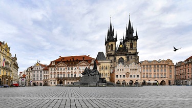 Ein Graureiher fliegt über den Altstädter Ring von Prag. | Bild: BR/Kuli Film/Martin Sidorják