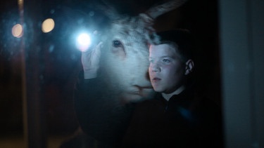 Wenn Tote reden könnten: Tobias hat eine besondere Begegnung mit einem weißen Hirschen. | Bild: BR/wirFILM/Zoe Schmederer