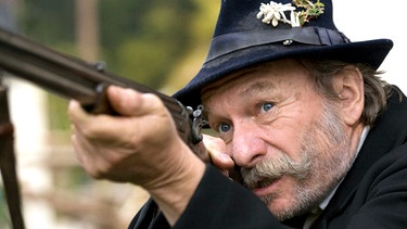 Der Brandner Kaspar (Franz Xaver Kroetz) geht auf Jagd. | Bild: ARD Degeto
