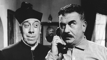 Don Camillo (Fernandel, links) ist höchst vergnügt, weil er seinen Lieblingsfeind Peppone (Gino Cervi) einmal mehr an der Nase herumgeführt hat. | Bild: ARD Degeto/BR