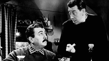 Nicht einmal beim Essen können Don Camillo (Fernandel, rechts) und Peppone (Gino Cervi) ihre Debatten vergessen. | Bild: ARD Degeto/BR