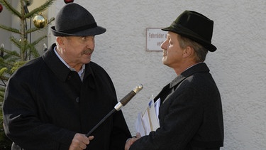 Franz ist wütend über die Entscheidung des Gemeinderats. Von links: Franz Kirchleitner (Anton Pointecker) und Bürgermeister Schattenhofer (Werner Rom). | Bild: BR/Marco Orlando Pichler