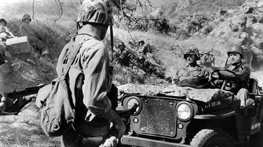 Im Auto: The Colonel (Robert Keith, links) und Sergeant Montana (Aldo Ray). | Bild: HR/WDR/DMS