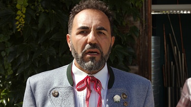 Toni (Adnan Maral) sieht sich bereits als künftiger Bürgermeister. | Bild: ARD Degeto/Yalla Productions GmbH