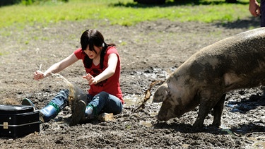 Saskia Brunner (Joyce Ilg) begleitet Tierarzt Sebastian auf den Bauernhof. | Bild: BR/Marco Orlando Pichler