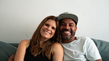 Simon Pearce mit seiner Frau Lisa. | Bild: BR/Tabea Hofmann