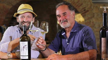 Max und Bernd Pischetsrieder verkosten Wein. | Bild: BR/André Goerschel