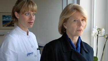 Ärztin Ellen (Caroline Peters, links) muss ihrer neuen Patientin Luise (Christiane Hörbiger) eine schlechte Nachricht überbringen. | Bild: ARD Degeto/Susanne Dittmann
